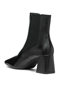 Černá kožená kotníková bota s špičatou špičkou, elastickými bočními panely a masivním čtvercovým podpatkem, s hladkou texturou a elegantním designem.