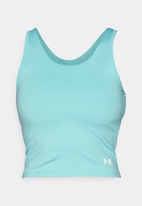Un haut de sport court bleu clair en tissu lisse, avec un col rond et sans manches. Comprend un logo blanc en bas à droite.