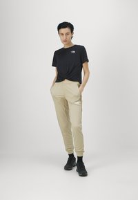 The North Face PANT - Treniņtērpa apakšdaļas - granite sand/kelp tan