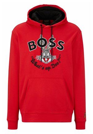 Czerwona bluza z kapturem, czarną podszewką, kieszenią z przodu i troczkami. Na przodzie znajduje się twarz Bugs Bunny z tekstem "BOSS" i "What's up Doc?".