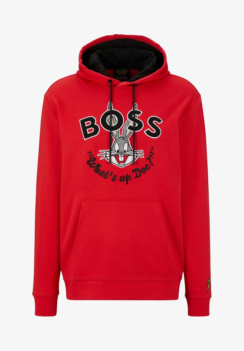 Sweat à capuche rouge avec doublure noire, poche avant et cordons. Présente le visage de Bugs Bunny avec les textes "BOSS" et "What's up Doc?" sur le devant.