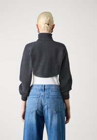 Pieces Sweter
