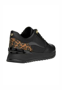 Baskets noires avec un accent imprimé léopard sur le talon, tige en cuir, semelle noire texturée et détails brillants à l'arrière.
