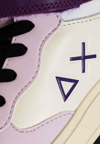 Sneaker con tomaia in pelle viola chiaro, accentata in pelle bianca, lacci neri e grafiche geometriche viola sui lati.