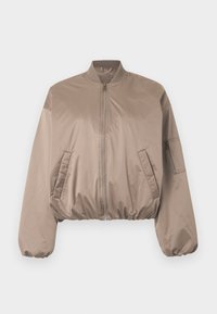 Χακί bomber μπουφάν κατασκευασμένο από νάιλον με κλείσιμο με φερμουάρ, ριμπ λαιμόκοψη και ελαστικά μανίκια. Διαθέτει πλαϊνές τσέπες και μικρή τσέπη στο μπράτσο.