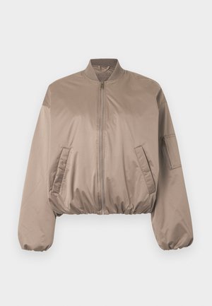 Jachetă bomber kaki din nailon, cu închidere cu fermoar, guler tip reiat și manșete elastice. Are buzunare laterale și un buzunar mic pe braț.