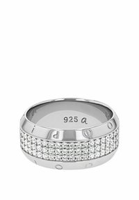 Silvring med en bred band, prydd med klara stenar, polerad yta och ingraverade detaljer inuti bandet.