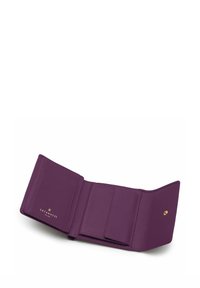 Portafoglio in pelle viola con finitura testurizzata, dotato di più scomparti per carte e branding in rilievo. Aperto, mostra i compartimenti interni.