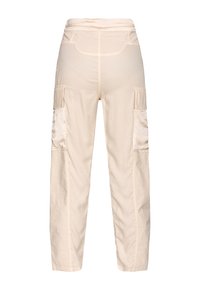 Beige cargo-housut tekstuurilla, joissa on kaksi sivutaskua ja elastinen vyötärö. Rentoa istuvuutta ja kapenevat lahkeet.