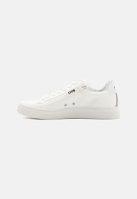 Baskets en cuir blanc avec un bout rond, semelle en caoutchouc texturé et couture ton sur ton. Comprend un système de laçage et un détail zippé sur le côté.