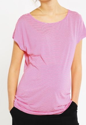 Różowy top w paski z krótkim rękawem i dekoltem w łódkę. Wykonany z miękkiej, lekkiej tkaniny z marszczeniem w talii.