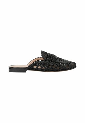Scarpa mule piatta nera con lati aperti intrecciati e tomaia texturizzata, caratterizzata da una punta arrotondata e appuntita e design slip-on.