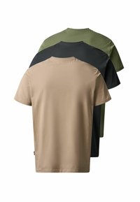 Trois t-shirts unis à manches courtes avec col rond, superposés de l'avant vers l'arrière dans les couleurs beige, noir et vert olive sur fond blanc.