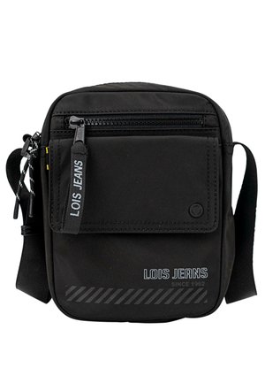 Bolso bandolera negro hecho de tela duradera. Cuenta con un bolsillo frontal con cremallera, una correa con la marca y un detalle a rayas en la parte inferior delantera. Diseño compacto.