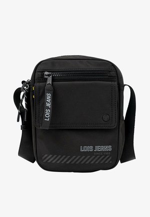 Bolso bandolera negro hecho de tela duradera. Cuenta con un bolsillo frontal con cremallera, una correa con la marca y un detalle a rayas en la parte inferior delantera. Diseño compacto.