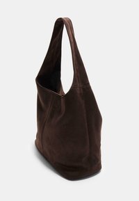 Borsa hobo in suede marrone con una texture morbida, design morbido e una lunga tracolla singola. Caratterizzata da cuciture a vista e un interno spazioso.