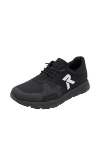 Scarpa sportiva nera con una parte superiore in rete texturizzata, suola flessibile, forma arrotondata e logo bianco sul lato. Presenta lacci per una vestibilità sicura.