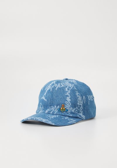 Casquette de baseball en jean bleu clair avec un motif abstrait blanc, portant un design brodé d'une bouteille sur le devant.