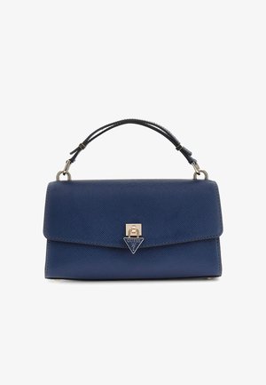 Tumesinist tekstuuriga käekott ülemise sangaga ja kolmnurkse kuldse luku ning Guessi logoga valgel taustal.