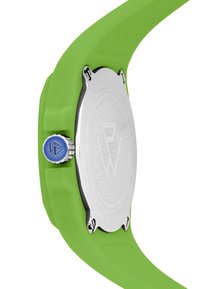 Reloj de silicona verde con fondo de acero inoxidable, que presenta una corona azul con textura antideslizante y detalles en relieve en la caja.