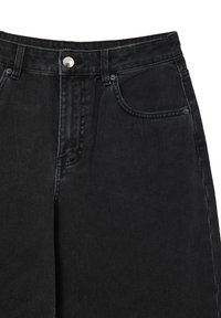 Jeans in denim nero con taglio dritto, caratterizzati da una leggera scoloritura, chiusura con bottone in metallo e tasche anteriori. Dettagli di tessuto testurizzato visibili.