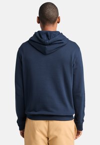 Granatowy hoodie z miękkiego materiału, z przestronnym kapturem oraz ściągaczami przy mankietach i u dołu. Czysty design bez widocznych logo czy wzorów.