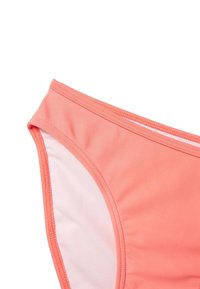 Koraljna bikini donja s smooth teksturom, visokim strukom i kontrastnim bijelim obodom, s čistim šavovima.