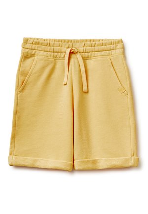 Pantalones cortos de algodón amarillos con puños remangados, cintura elástica, cordón y bolsillos laterales sobre un fondo blanco.