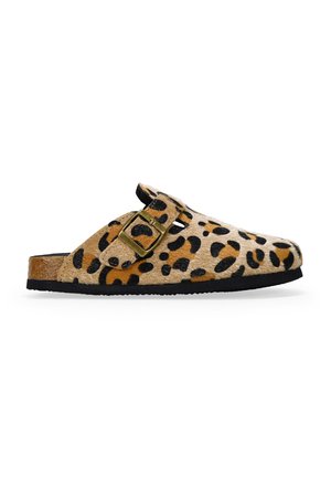 Zuecos con estampado de leopardo, hechos de pelo de animal texturizado, con suela de goma negra y una sola correa ajustable con hebilla.