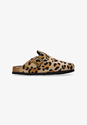 Zuecos con estampado de leopardo, hechos de pelo de animal texturizado, con suela de goma negra y una sola correa ajustable con hebilla.