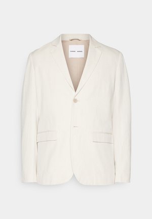 Ljus beige linneblazer med enknappsstängning, slagkragar, två framfickor och en skräddarsydd passform. Mjuk textur med minimalistisk design.