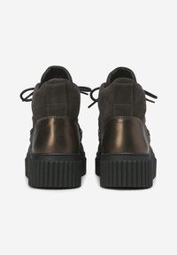 Sneaker platform neri realizzati in suede e materiale metallico; presentano lacci rotondi, una suola in gomma testurizzata e un tallone rialzato.