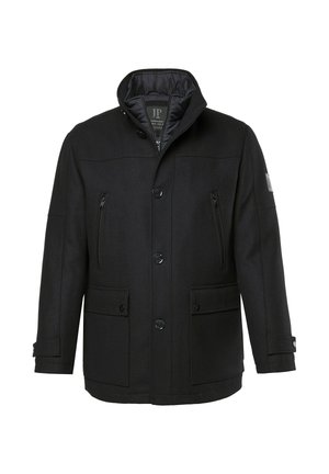 Zwarte winterjas voor mannen met hoge kraag, knoop- en ritssluitingen, twee borstzakken met rits, twee lagere zakken met klep en mouwen met knopen.