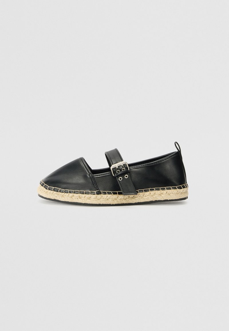 Zwarte leren espadrille met een ronde neus, enkelbandje en gevlochten jute zool. Beschikt over een gestikte accentrand.