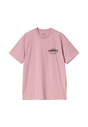 Camiseta de algodón rosa con mangas cortas, que presenta un logotipo gráfico negro en el lado izquierdo del pecho y texto debajo. Cuello redondo clásico.