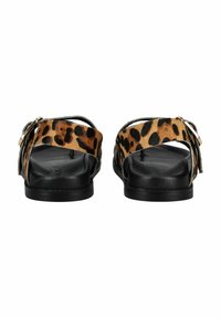 Sandali con stampa leopardata e suola nera, caratterizzati da due ampie cinghie e un dettaglio in metallo con fibbia. Texture morbida e design con schiena aperta.