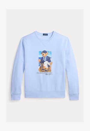 Sudadera azul claro con un gráfico de un oso vestido con ropa náutica, sentado en una silla, con el texto "Polo Bear by Ralph Lauren" debajo.