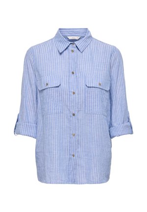 Chemise bleu clair à manches longues avec des rayures verticales blanches, boutonnée devant, deux poches poitrine à rabats et manches retroussées.