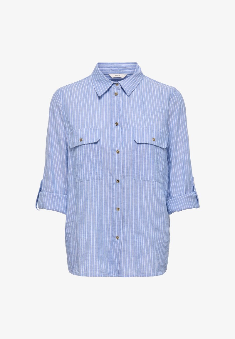 Chemise bleu clair à manches longues avec des rayures verticales blanches, boutonnée devant, deux poches poitrine à rabats et manches retroussées.