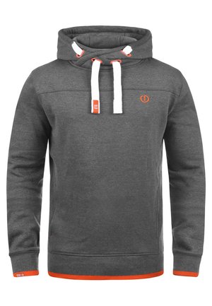 Grå hettegenser laget av myk stoff, med hvite snorer, oransje detaljer, og en logo på brystet. Inkluderer en frontlomme i kenguru-stil.
