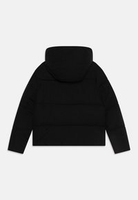 Svart hette-parkas med cropped silhuett, med horisontale quiltede seksjoner og lange ermer. Glatt tekstur, minimalistisk design.