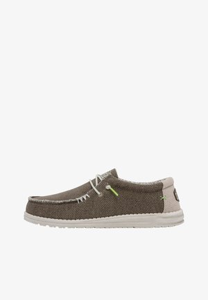 Instap schoenen gemaakt van bruin geweven stof, met witte stiksel en accenten, een witte zool en lichtgroene details op de bovenkant.