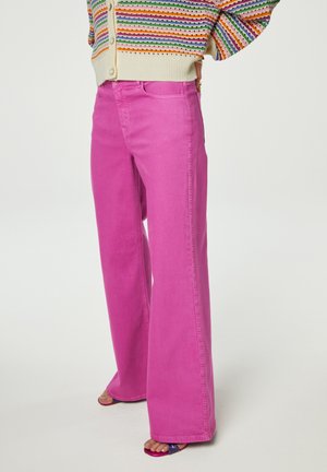 High-waisted, wijde jeans van helder roze katoen, met een klassiek vijf-pocketontwerp en subtiele stiksels.