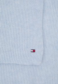 Tommy Hilfiger ESSENTIAL FLAG FUZZY SCARF - Sciarpa - breezy blue