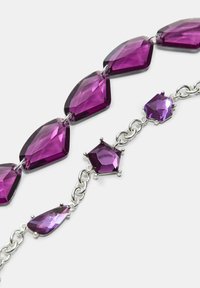Lilla facetterede ædelstene med sølvkædeled, der har aflange og runde former i et symmetrisk design.