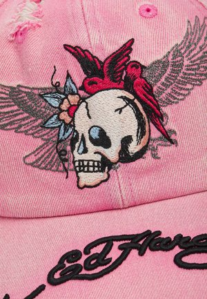 Lyserød kasket med en broderet kranium med vinger, røde fugle, en blomst og sort kursiv tekst på skyggen.