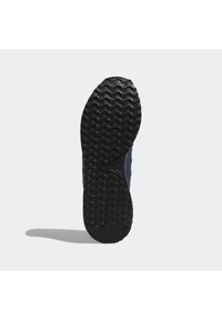 Svart gummisula med texturerat mönster, med en lätt kurva vid tån och en urtagning bredvid hälen.