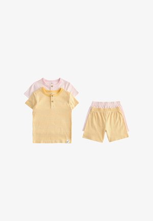 Dos conjuntos de camisetas de manga corta y pantalones cortos con patrones de cuadros vichy en amarillo y rosa, dispuestos planos sobre un fondo blanco.