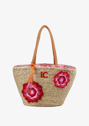 Bolso tote de paja tejido con asas de cuero marrón claro, forro de tela con flores rosas, flores de crochet en rojo y rosa, y detalle de flecos naranjas.