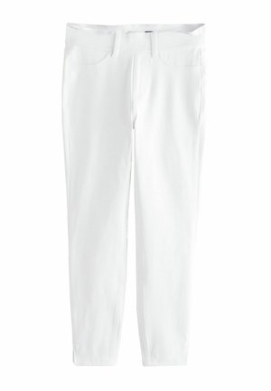 Weiße, eng anliegende Hose mit Fronttaschen und Gürtelschlaufen, flach auf weißem Hintergrund liegend dargestellt.